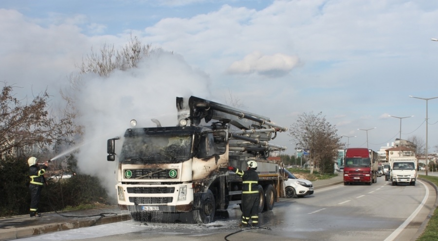 Seyir halindeki beton mikseri cayır cayır yandı Haberleri Başka Gazete