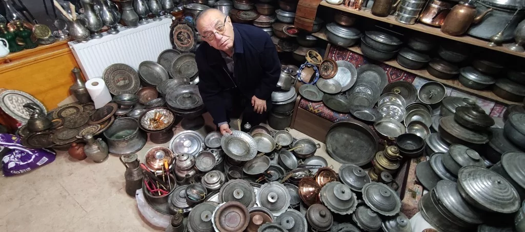 Bursa'nın bakır koleksiyoncusu hayran bırakıyor