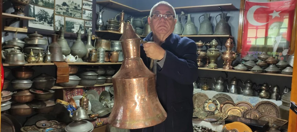 Bursa'nın bakır koleksiyoncusu hayran bırakıyor