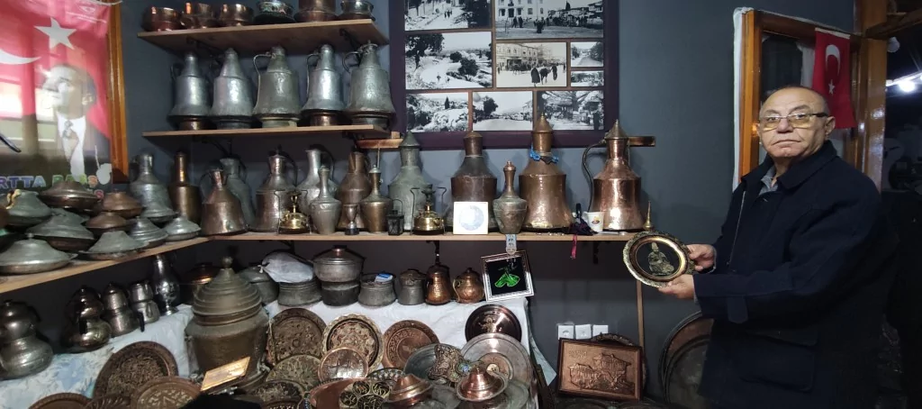 Bursa'nın bakır koleksiyoncusu hayran bırakıyor
