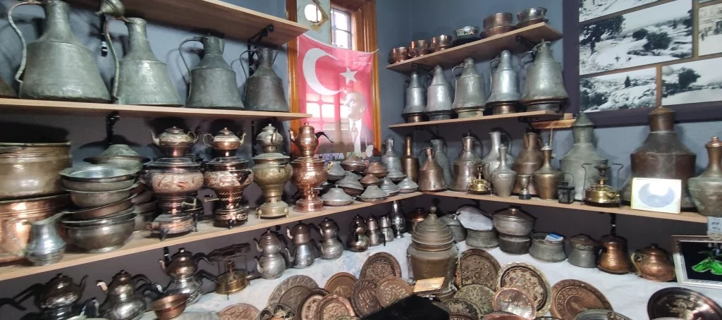 Bursa'nın bakır koleksiyoncusu hayran bırakıyor