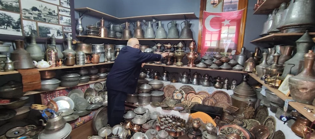 Bursa'nın bakır koleksiyoncusu hayran bırakıyor