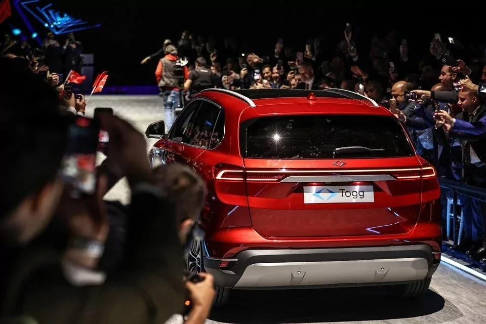 Aynı dönemde yollara çıkacaklar! Tesla-Togg rekabeti