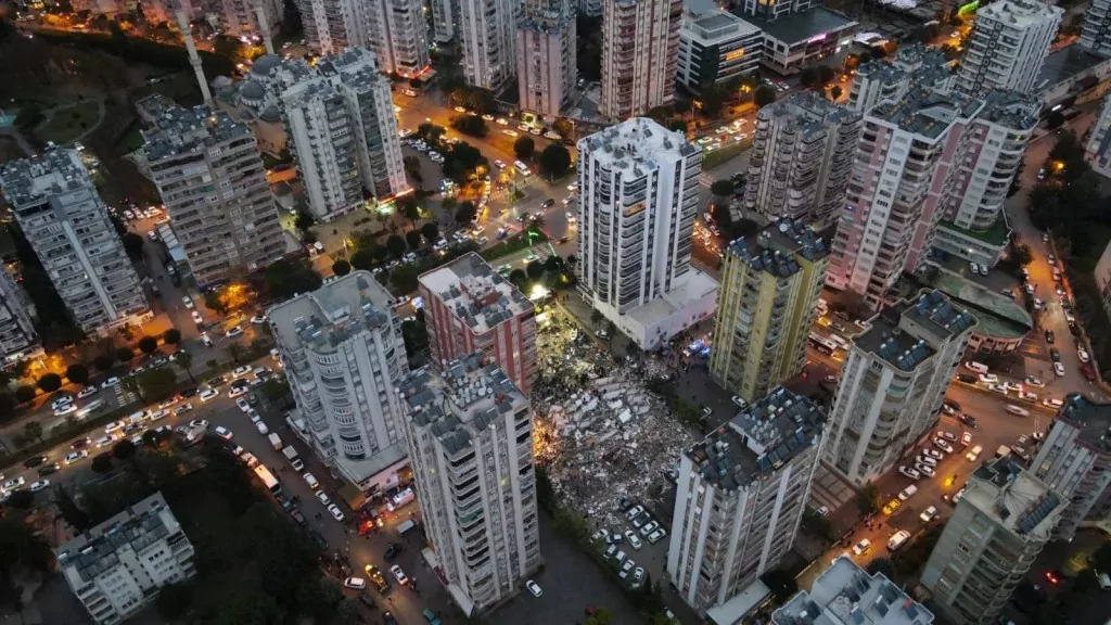 7.4'lük depremin ardından ajanslara düşen kahreden fotoğraflar...