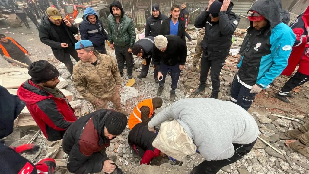7.4'lük depremin ardından ajanslara düşen kahreden fotoğraflar...