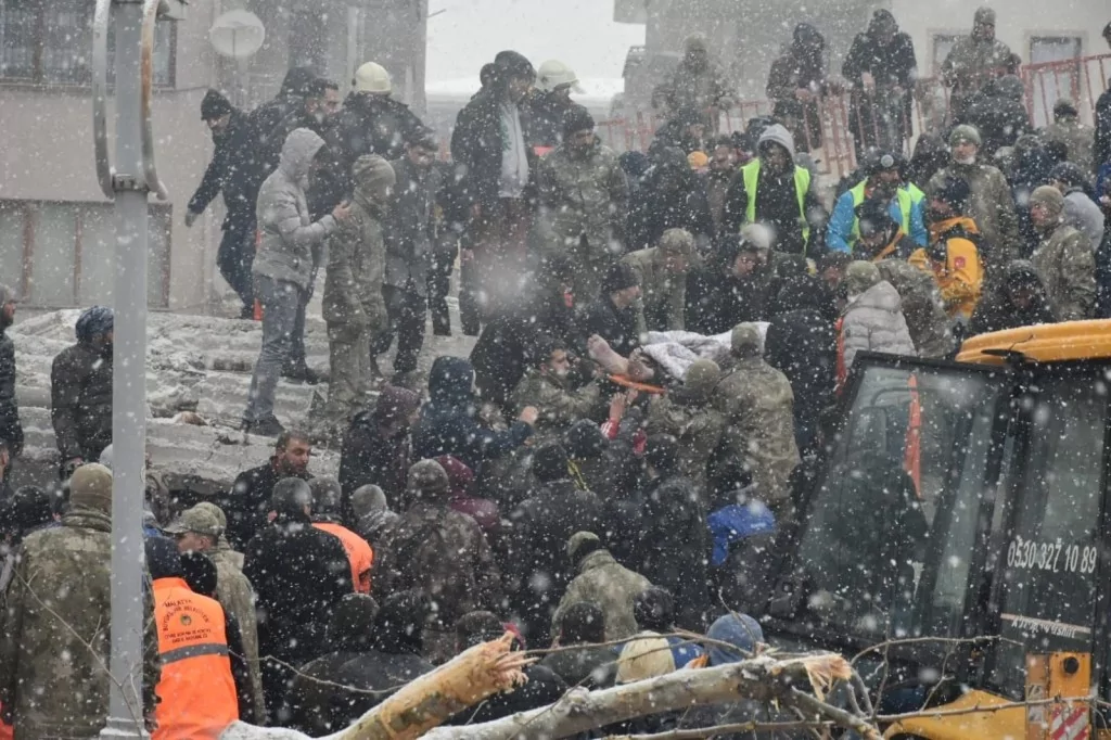 7.4'lük depremin ardından ajanslara düşen kahreden fotoğraflar...
