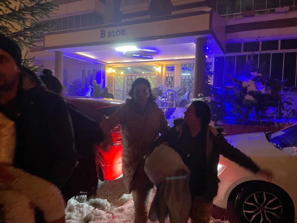 7.4'lük depremin ardından ajanslara düşen kahreden fotoğraflar...