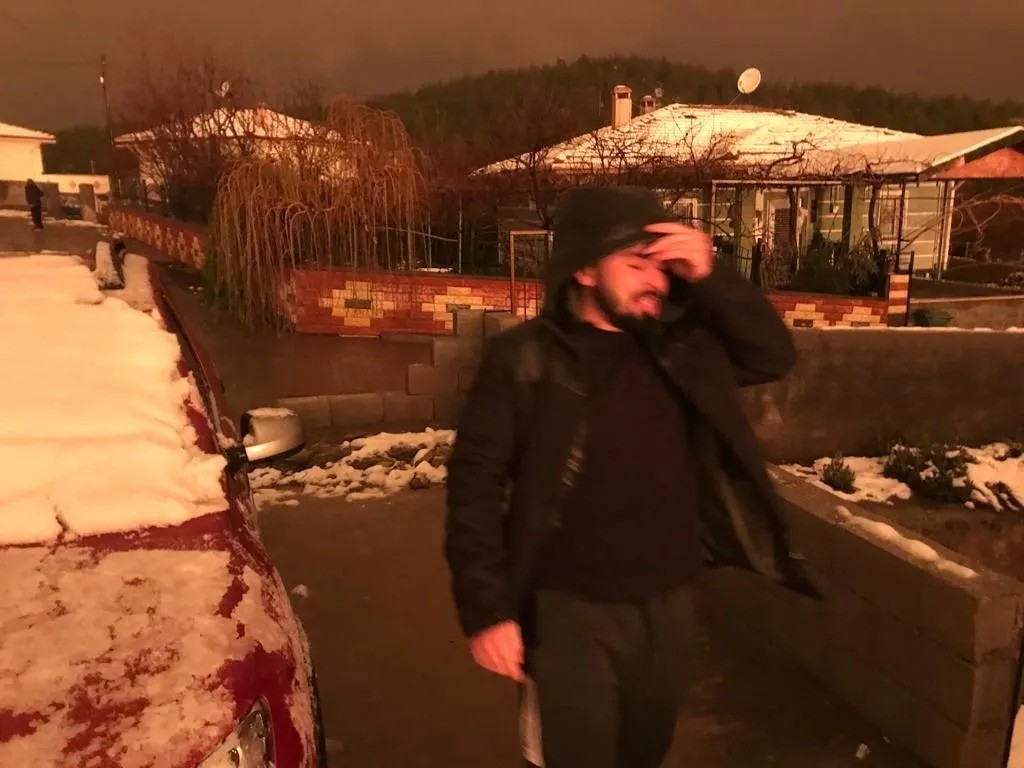 7.4'lük depremin ardından ajanslara düşen kahreden fotoğraflar...