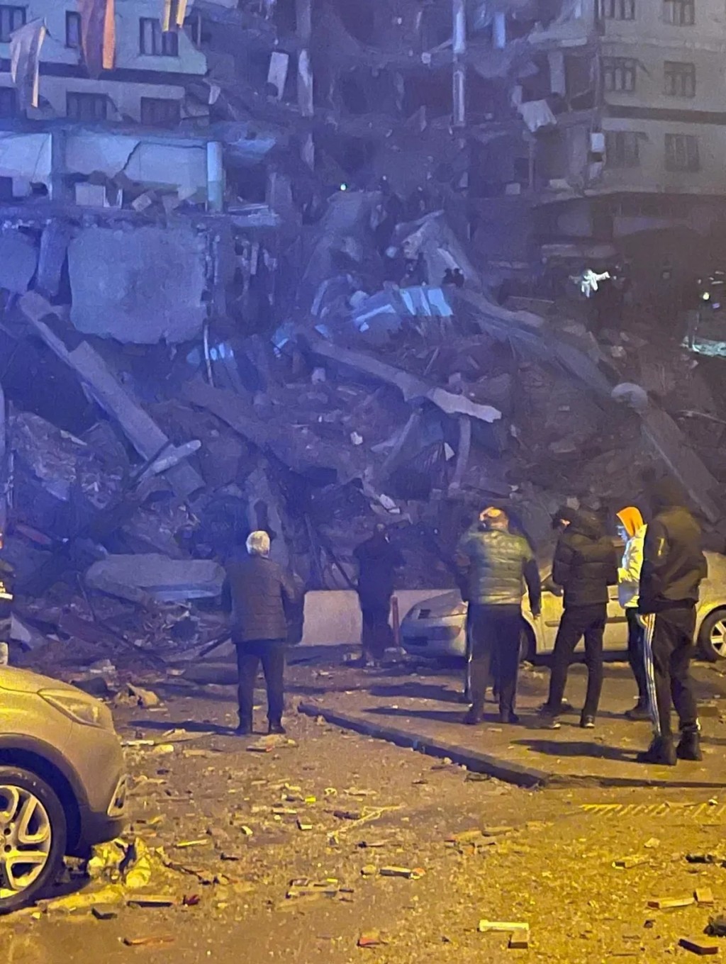 7.4'lük depremin ardından ajanslara düşen kahreden fotoğraflar...