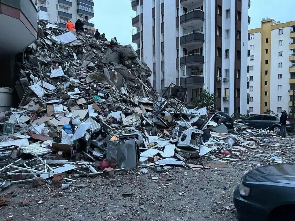 7.4'lük depremin ardından ajanslara düşen kahreden fotoğraflar...