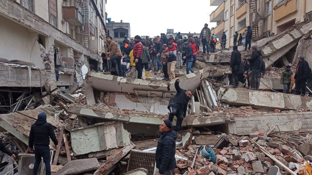 7.4'lük depremin ardından ajanslara düşen kahreden fotoğraflar...