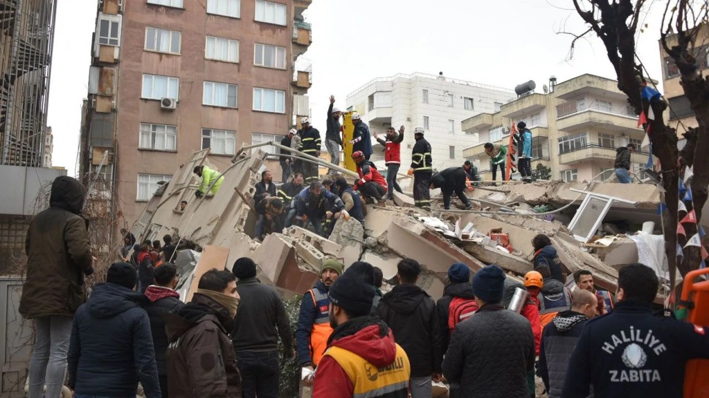 7.4'lük depremin ardından ajanslara düşen kahreden fotoğraflar...