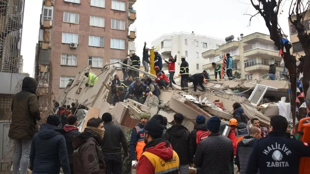 7.4'lük depremin ardından ajanslara düşen kahreden fotoğraflar...