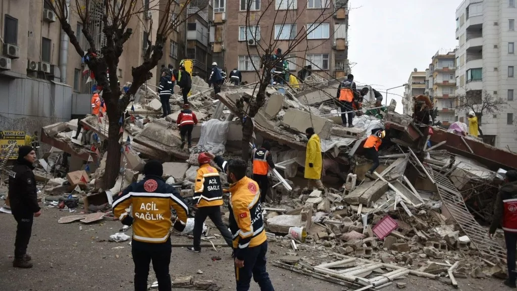 7.4'lük depremin ardından ajanslara düşen kahreden fotoğraflar...