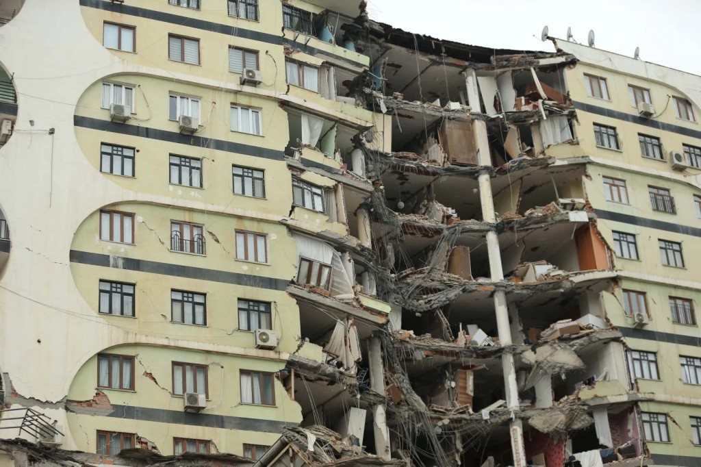 7.4'lük depremin ardından ajanslara düşen kahreden fotoğraflar...