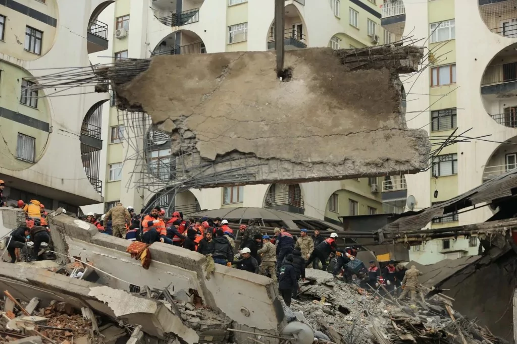 7.4'lük depremin ardından ajanslara düşen kahreden fotoğraflar...