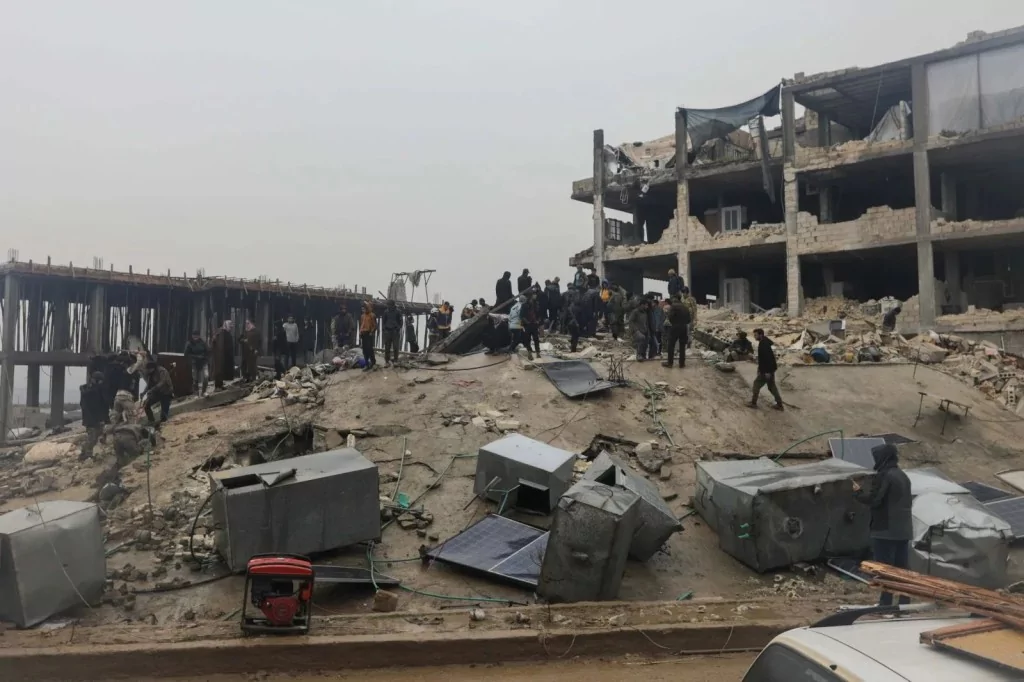 7.4'lük depremin ardından ajanslara düşen kahreden fotoğraflar...