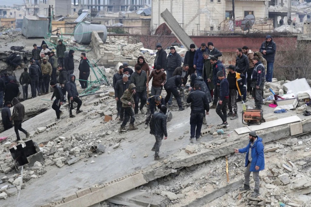 7.4'lük depremin ardından ajanslara düşen kahreden fotoğraflar...