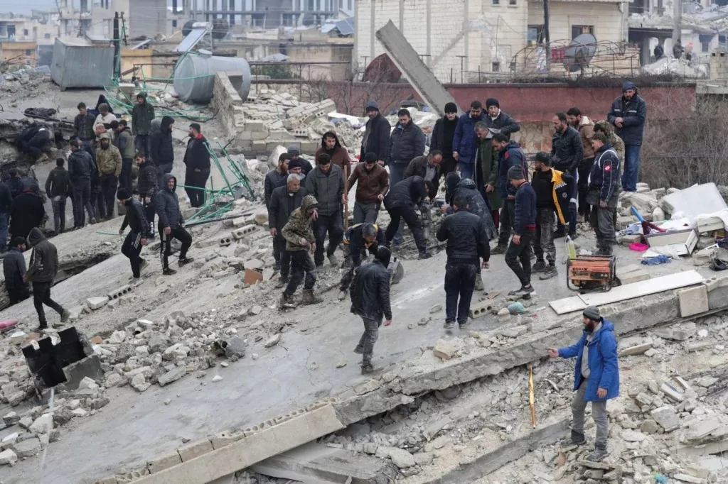 7.4'lük depremin ardından ajanslara düşen kahreden fotoğraflar...