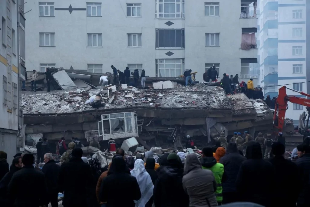 7.4'lük depremin ardından ajanslara düşen kahreden fotoğraflar...