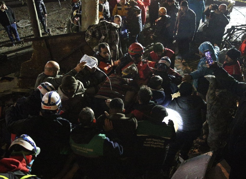 7.4'lük depremin ardından ajanslara düşen kahreden fotoğraflar...