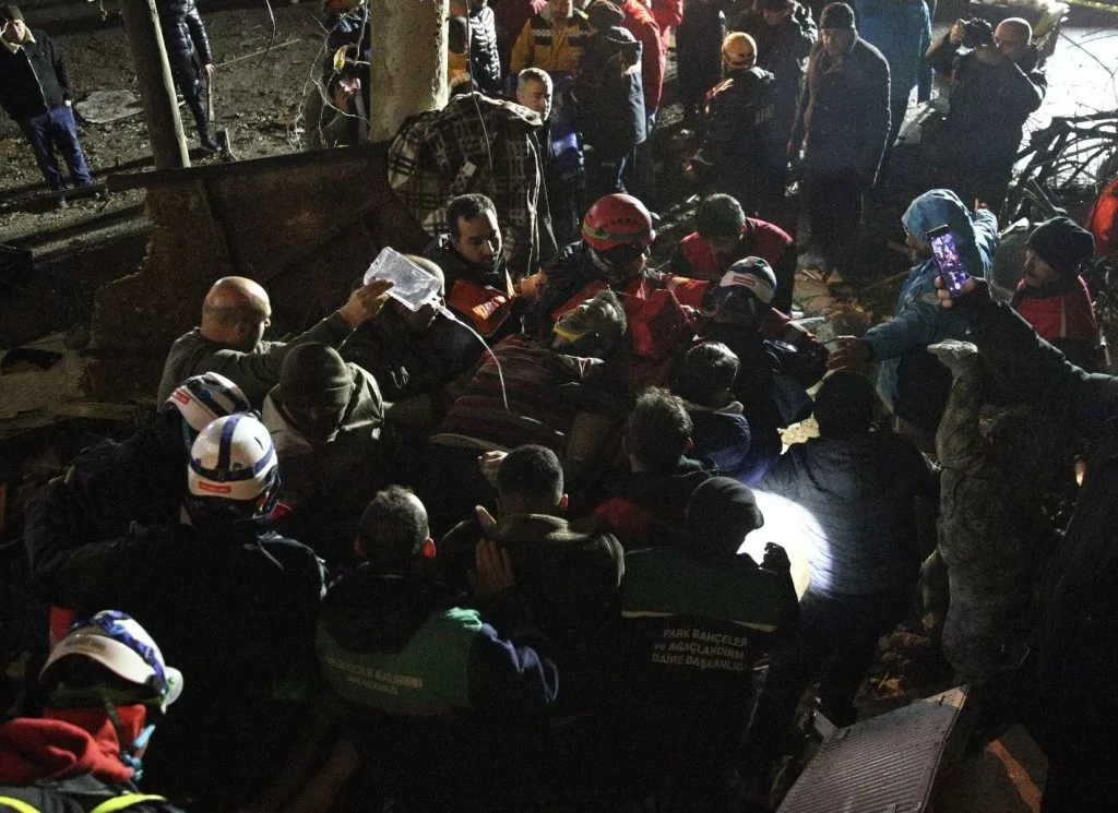 7.4'lük depremin ardından ajanslara düşen kahreden fotoğraflar...