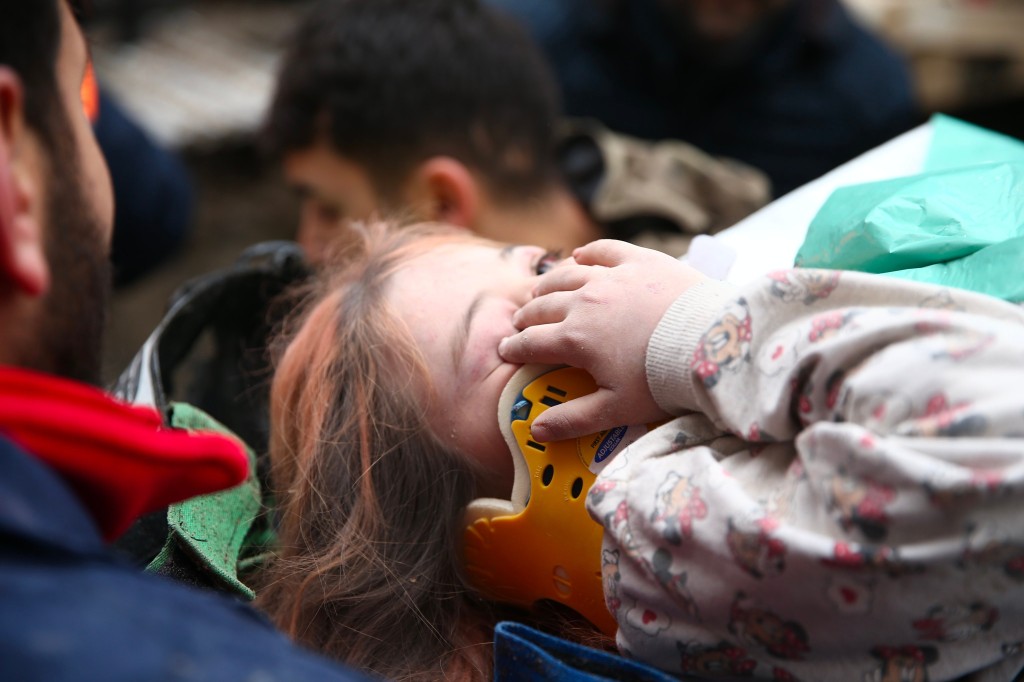 7.4'lük depremin ardından ajanslara düşen kahreden fotoğraflar...