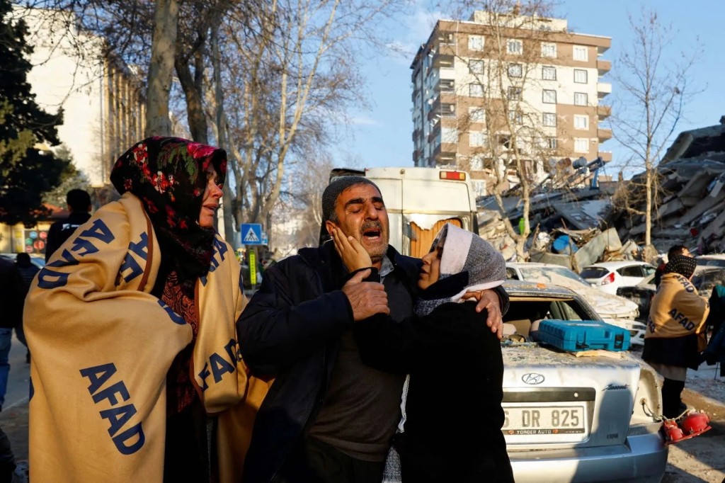 7.4'lük depremin ardından ajanslara düşen kahreden fotoğraflar...