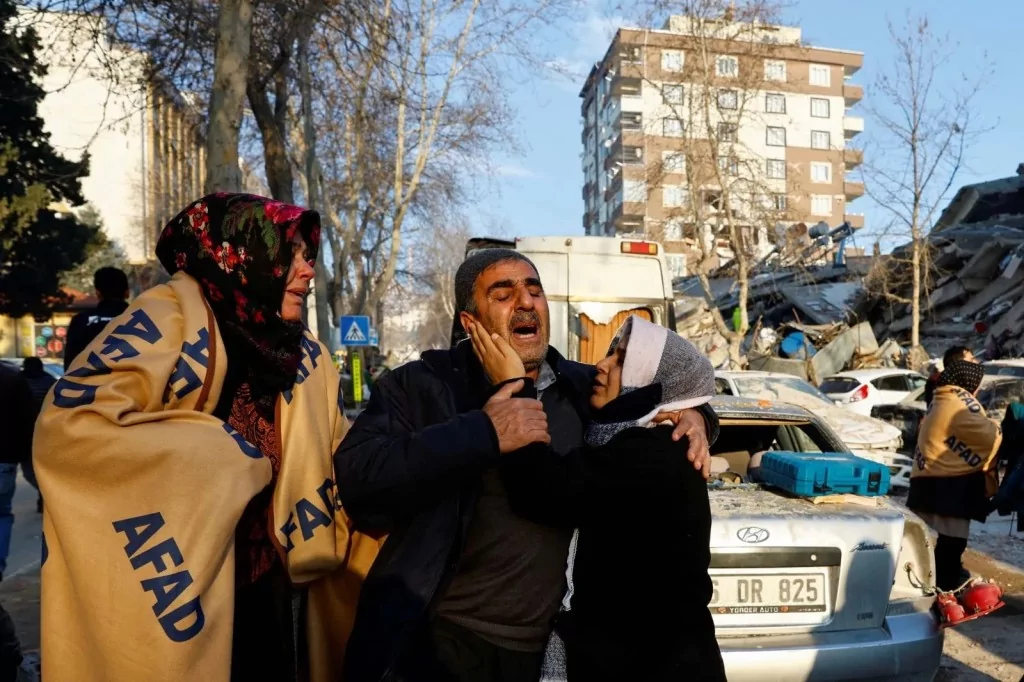 7.4'lük depremin ardından ajanslara düşen kahreden fotoğraflar...