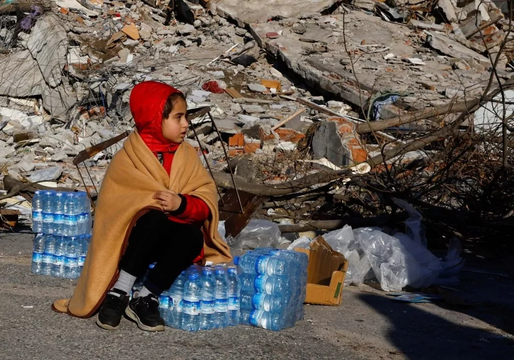 7.4'lük depremin ardından ajanslara düşen kahreden fotoğraflar...
