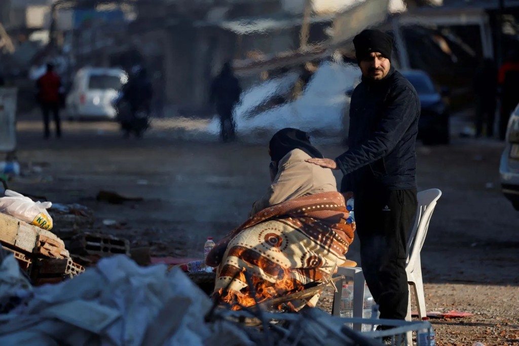 7.4'lük depremin ardından ajanslara düşen kahreden fotoğraflar...