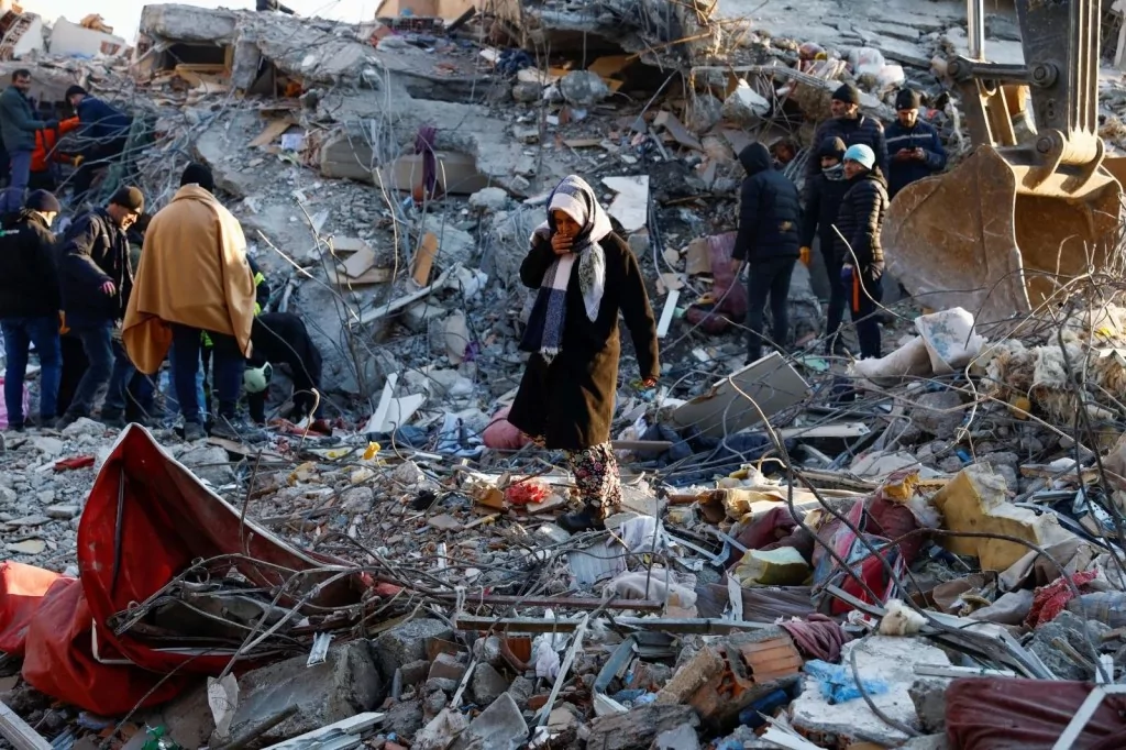 7.4'lük depremin ardından ajanslara düşen kahreden fotoğraflar...