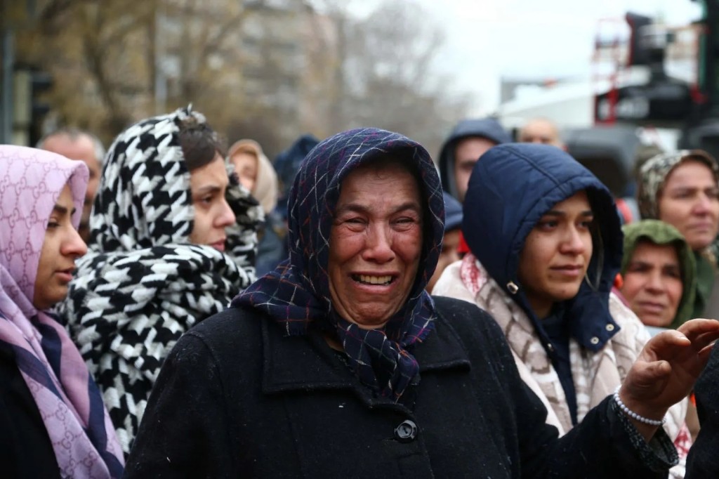 7.4'lük depremin ardından ajanslara düşen kahreden fotoğraflar...
