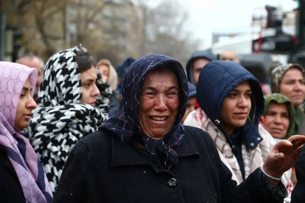 7.4'lük depremin ardından ajanslara düşen kahreden fotoğraflar...