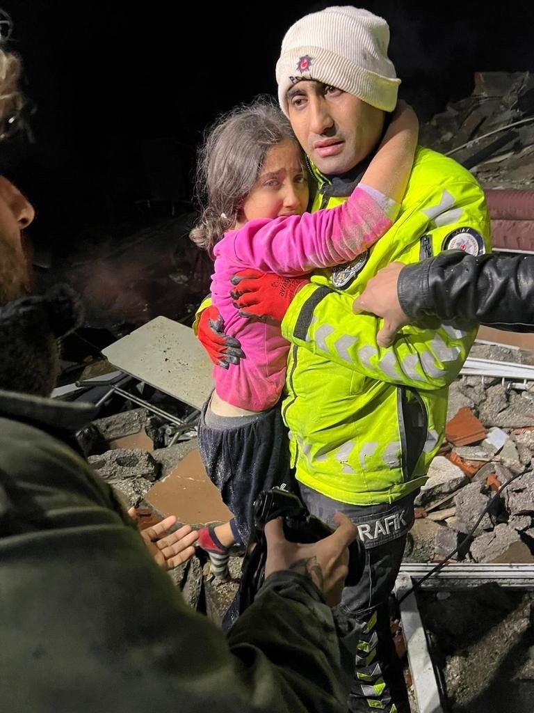 Depremin ardından enkazdan böyle çıkarıldı!