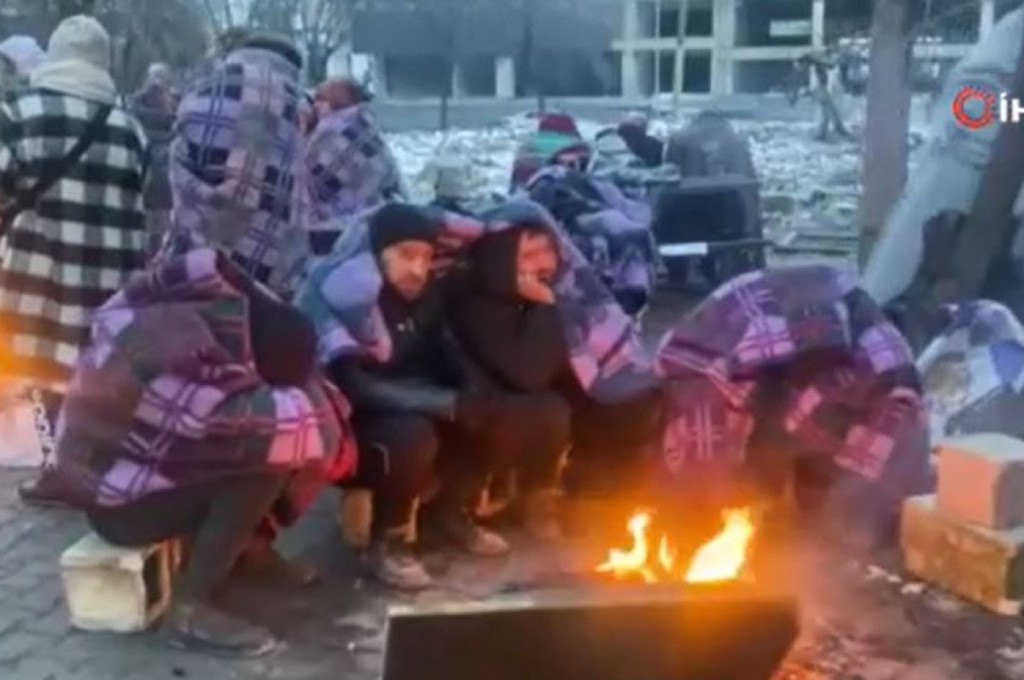 Depremin ardından enkazdan böyle çıkarıldı!