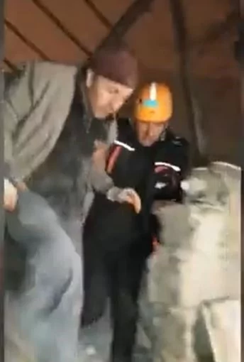 Depremin ardından enkazdan böyle çıkarıldı!