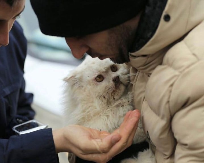 Depremin ardından enkazdan böyle çıkarıldı!