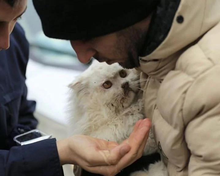 Depremin ardından enkazdan böyle çıkarıldı!