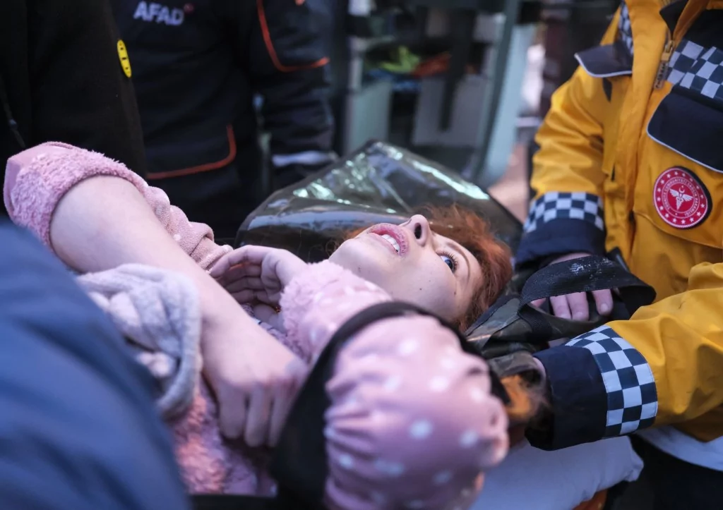 Depremin ardından enkazdan böyle çıkarıldı!