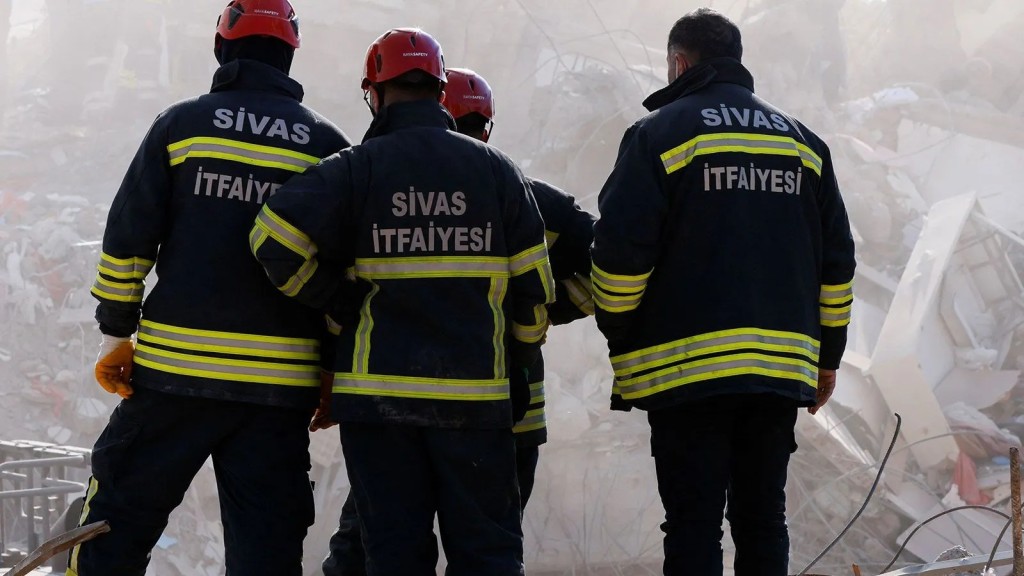 10 ili yıkan deprem faciasından acı dolu görüntüler