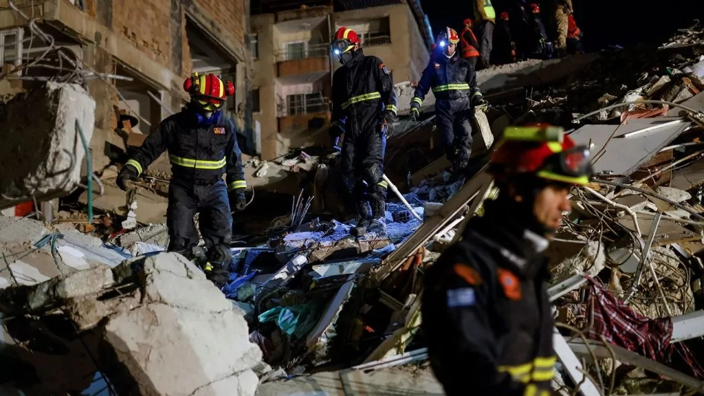 10 ili yıkan deprem faciasından acı dolu görüntüler