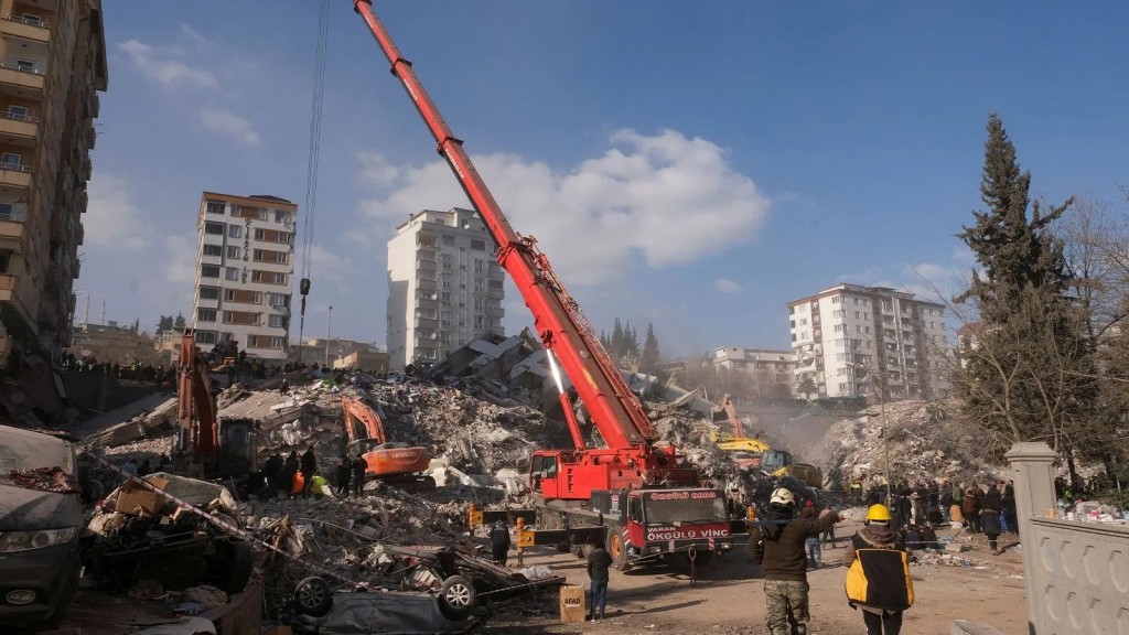 10 ili yıkan deprem faciasından acı dolu görüntüler