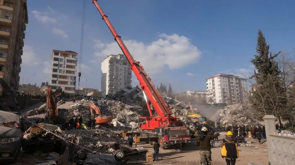 10 ili yıkan deprem faciasından acı dolu görüntüler
