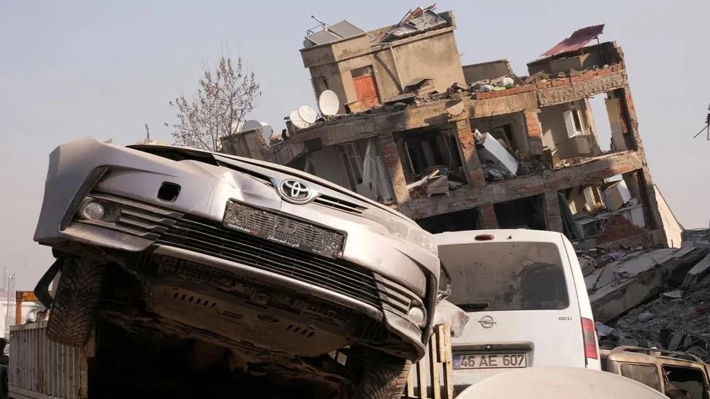 10 ili yıkan deprem faciasından acı dolu görüntüler