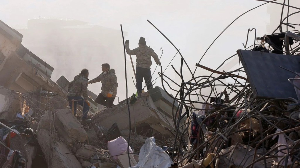 10 ili yıkan deprem faciasından acı dolu görüntüler