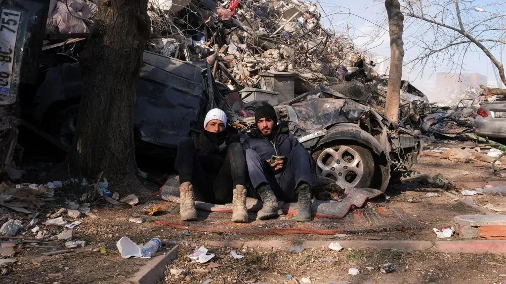 10 ili yıkan deprem faciasından acı dolu görüntüler