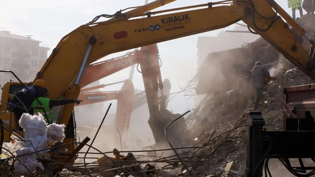 10 ili yıkan deprem faciasından acı dolu görüntüler