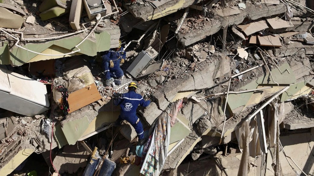 10 ili yıkan deprem faciasından acı dolu görüntüler