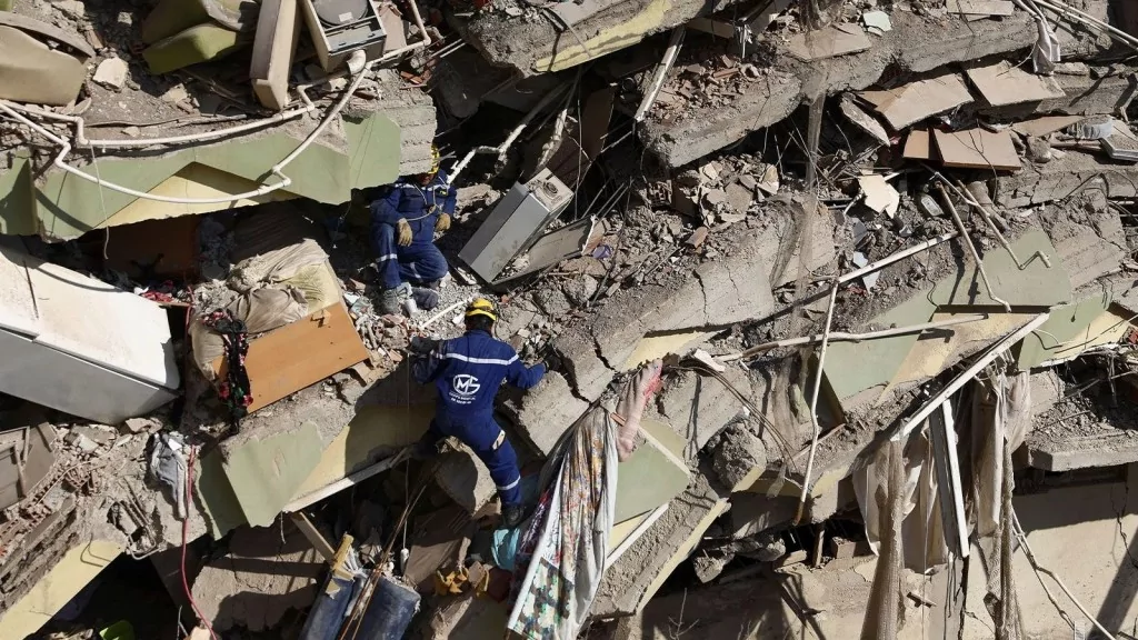 10 ili yıkan deprem faciasından acı dolu görüntüler